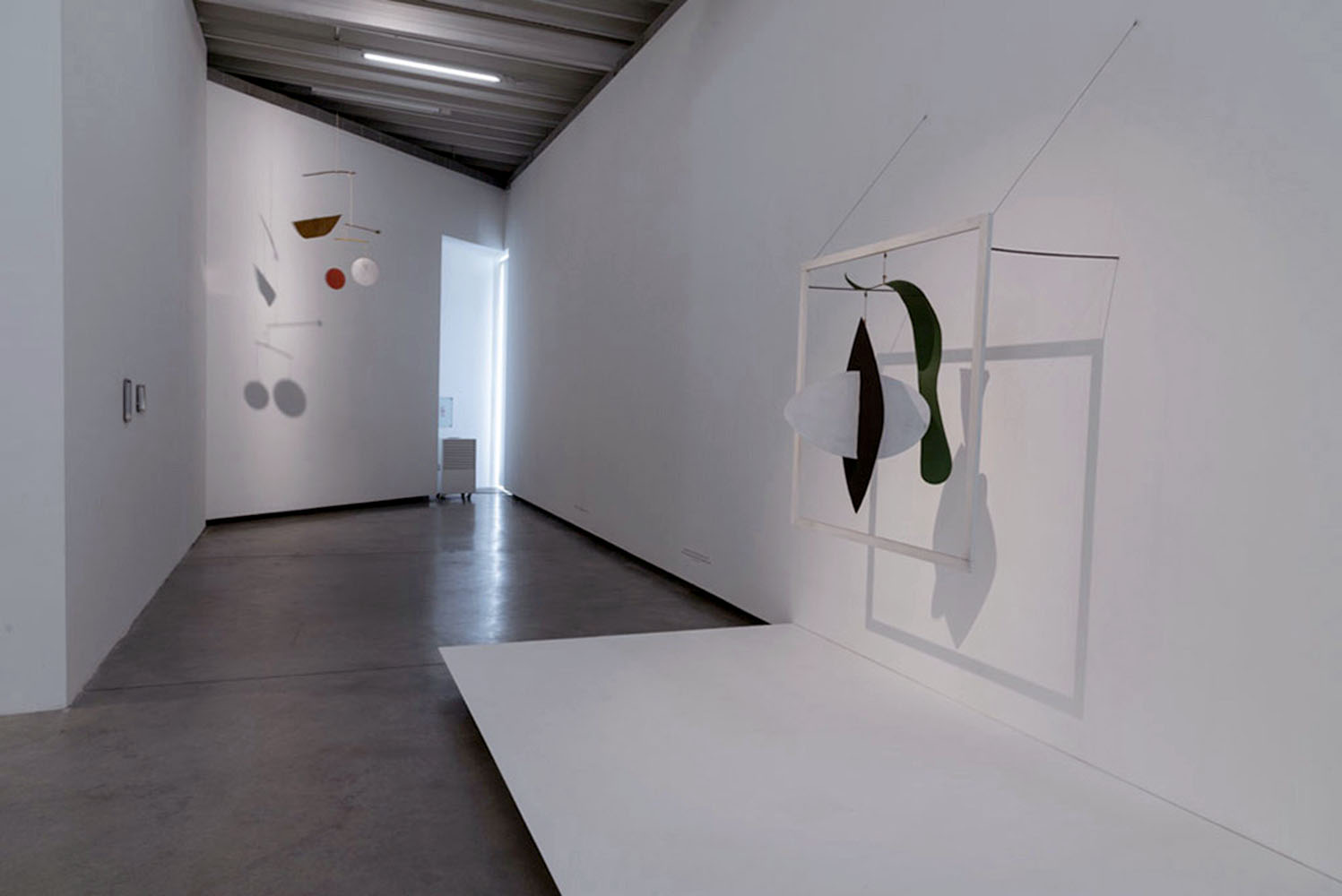 Vista de la exposición "Alexander Calder: Teatro de Encuentros", en Fundación PROA, Buenos Aires, 2018. Foto cortesía de PROA