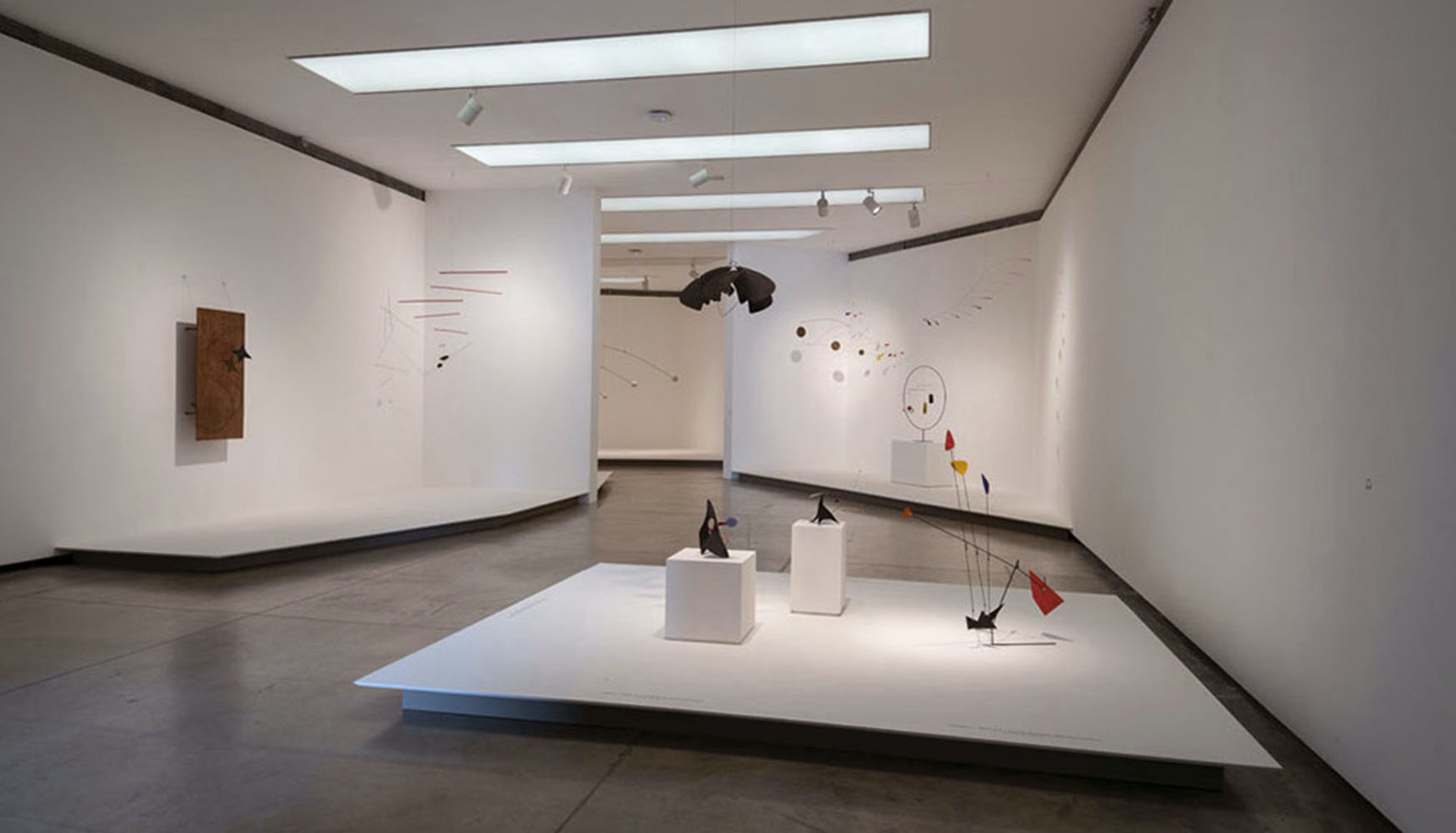 Vista de la exposición "Alexander Calder: Teatro de Encuentros", en Fundación PROA, Buenos Aires, 2018. Foto cortesía de PROA
