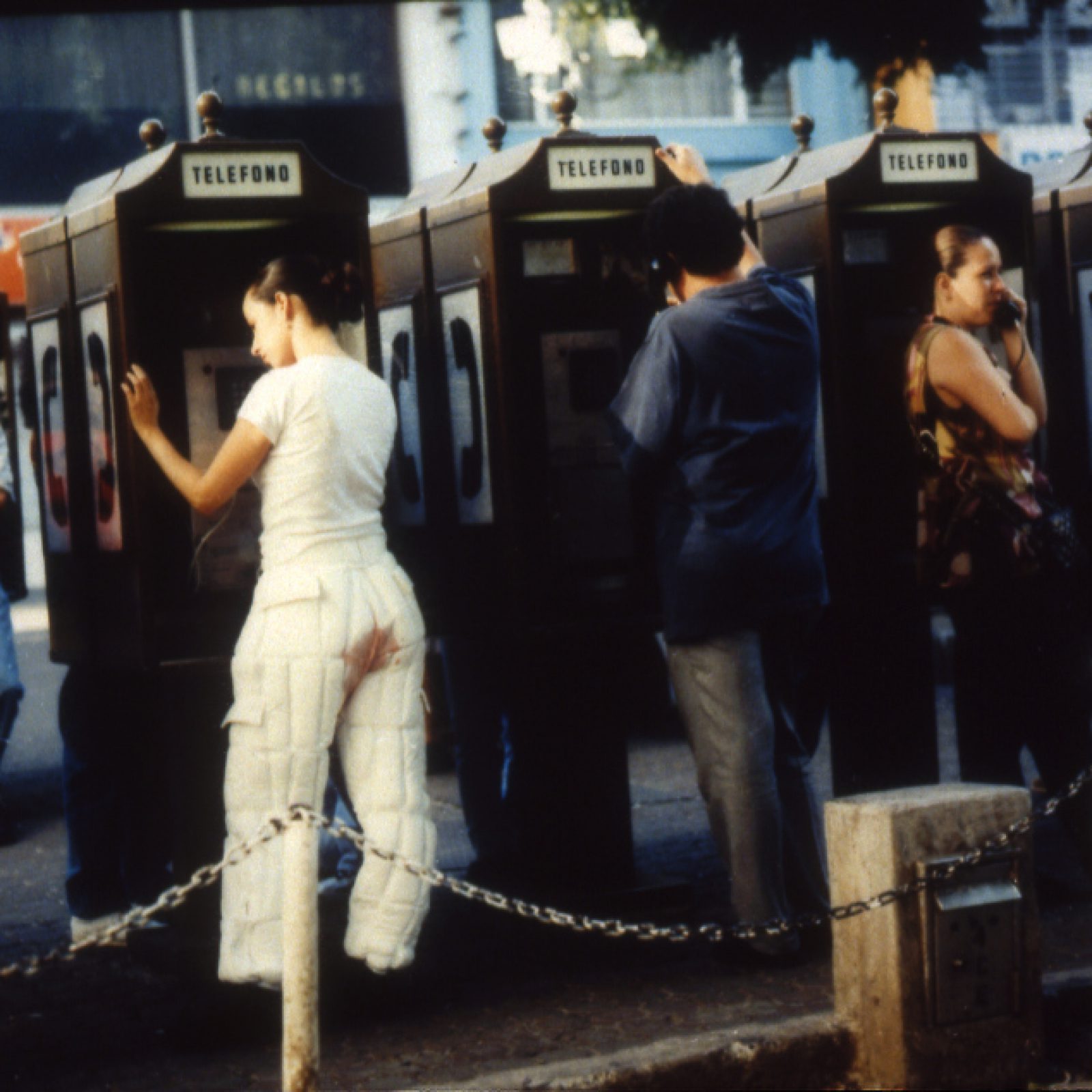 Priscilla Monge, Bloody Day, 1998, registro fotográfico de acción. Cortesía de la artista y Americas Society