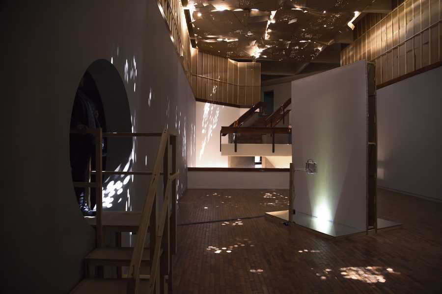 Vista de la exposición "Extrañando al fantasma", de Ícaro Zorbar, en el Museo de Arte Moderno de Bogotá (MAMBO), 2019. Foto cortesía de MAMBO