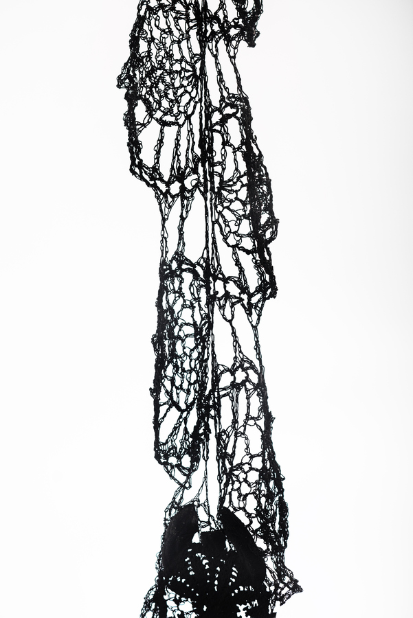 ektor garcia, Telaraña, 2018, croché de lino encerado, aluminio fundido. Foto: Sebastián Bright