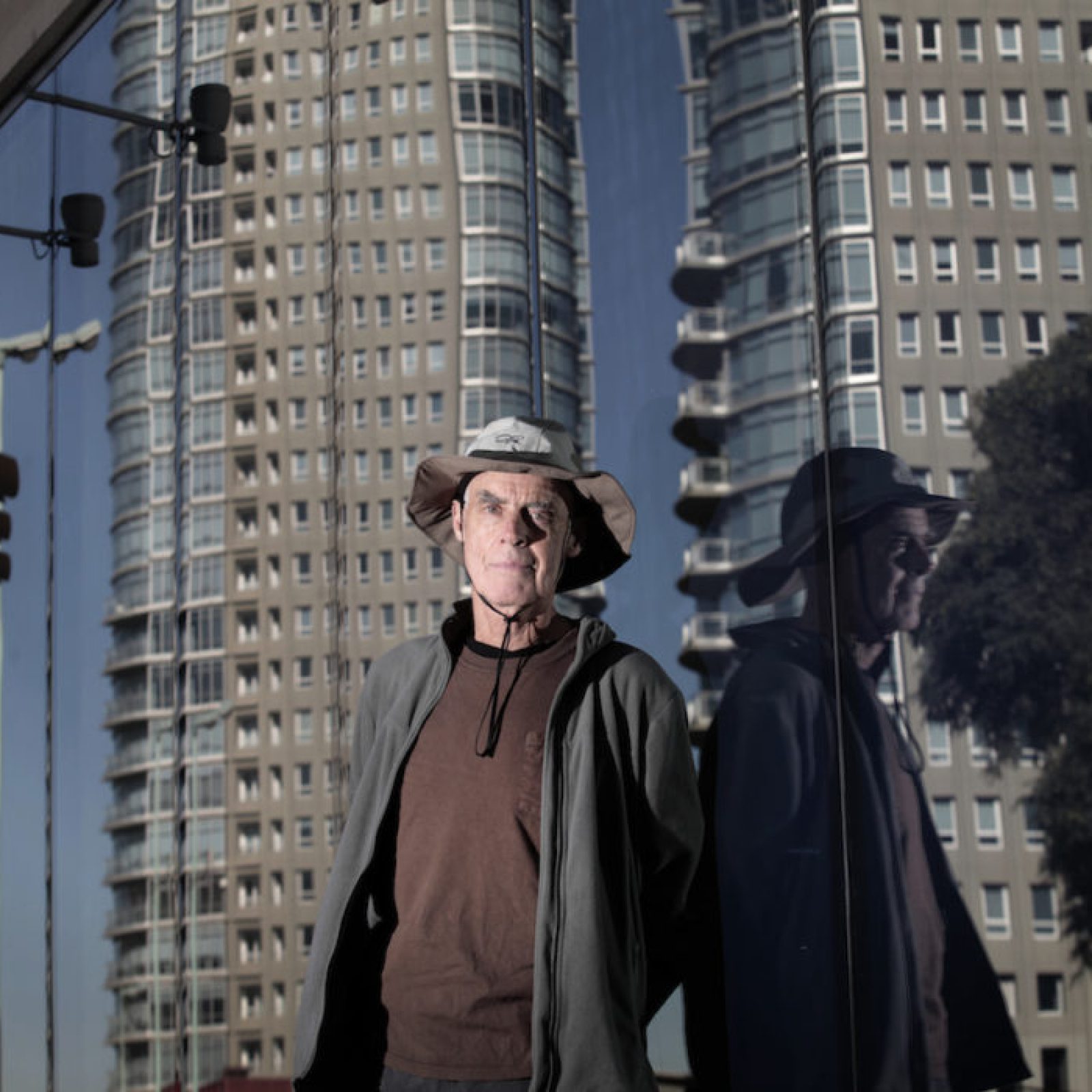 Richard Long frente a la fachada de Faena Arts Center, Buenos Aires, junio 2014. Foto: María Soledad Aznarez. Cortesía: Faena Arts Center