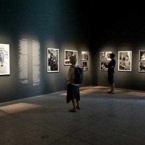 Vista de la exposición “Poéticas de la Disidencia”, de Paz Errázuriz y Lotty Rosenfeld. Curaduría: Nelly Richard. Pabellón de Chile en la 56° Bienal de Venecia, 2015. Foto: Mariella Sola