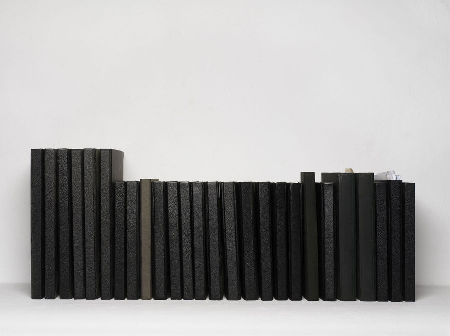 Ignasi Aballí, Libretas negras, 2008, impresión digital sobre papel fotográfico, 89 x 105 cm. Colección particular