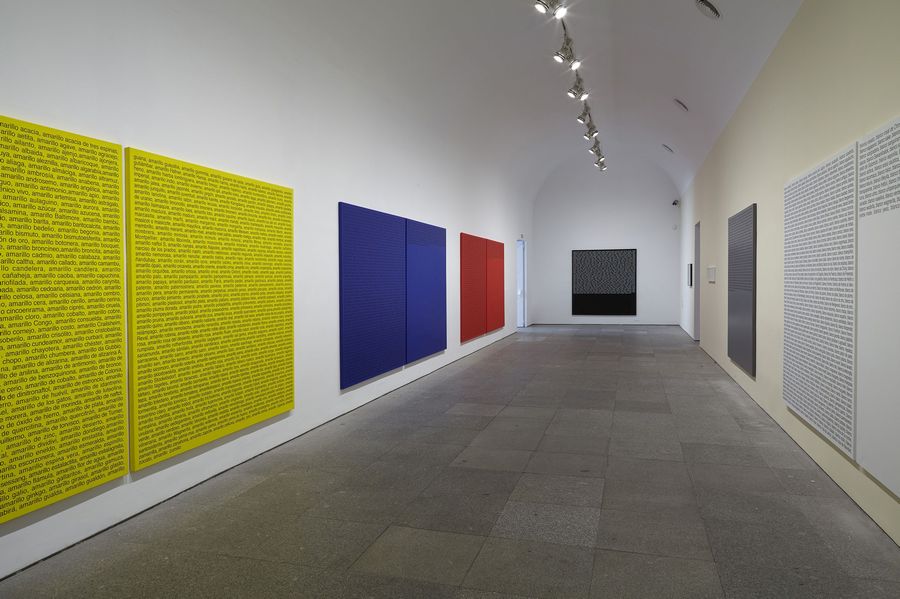 Vista de la exposición Sin principio / Sin final, de Ignasi Aballí, en el Museo Reina Sofía. Cortesía: MNCARS