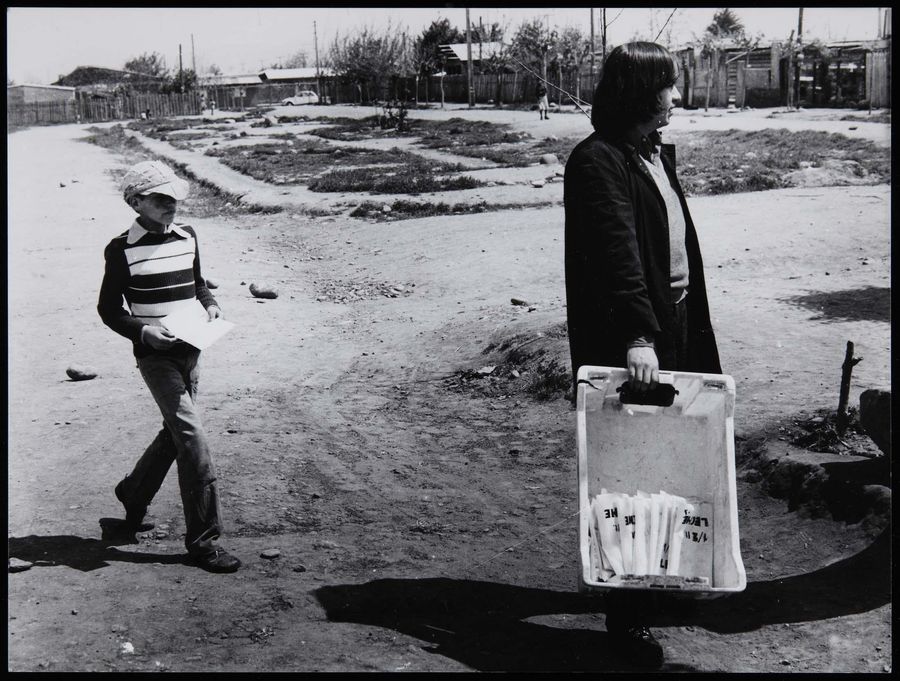 CADA (Raúl Zurita; Fernando Balcells; Diamela Eltit; Lotty Rosenfeld; Juan Castillo), Para no morir de hambre en el arte, 1979, gelatinobromuro de plata sobre papel, 18 x 24 cm. Cortesía: Museo Reina Sofía