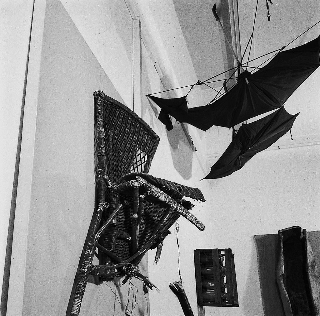 Kenneth Kemble, Muestra de Arte Destructivo en Galería Lirolay, 1961. Foto: Jorge Roiger. En Dixit. Cortesía: Cosmocosa / arteBA