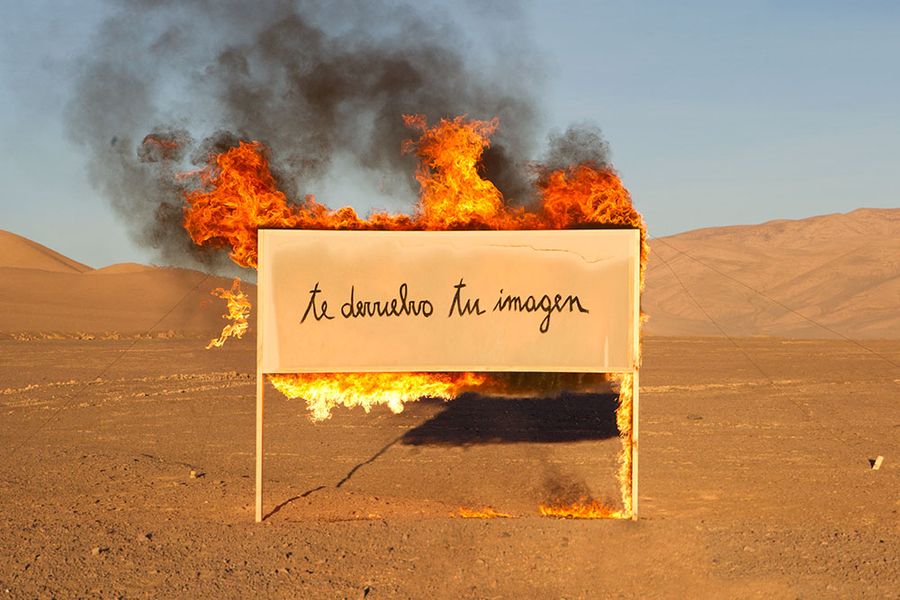 Juan Castillo, Te devuelvo tu imagen, 1981-2013, fotografía, 90 x 40 cm. Cortesía: Galería Isabel Aninat, Santiago de Chile