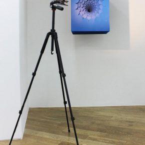 Benjamín Ossa, La transformación del tiempo, 2016, instalación con pintura sobre papel, acero y fuente de luz, dimensiones variables. Cortesía: Sobering Galerie