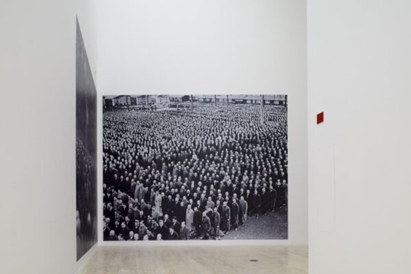 Vista de la exposición Debemos convertirnos en idealistas o morir. Gustav Metzger, en el Museo Jumex, ciudad de México, 2015. Cortesía del museo