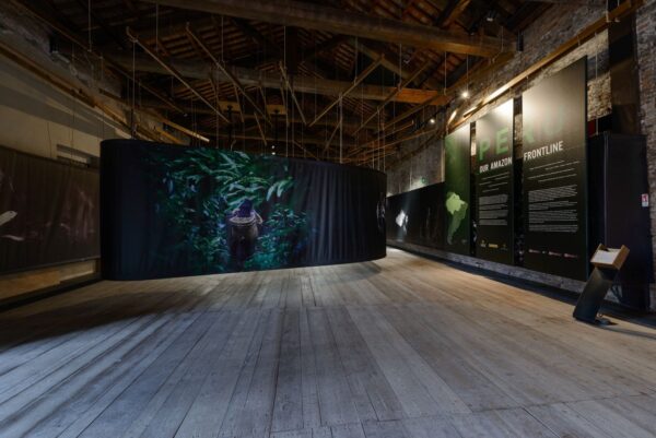 "Our Amazon Frontline", curada por Sandra Barclay y Jean Pierre Crousse, Pabellón Peruano, Bienal de Arquitectura de Venecia, 2016. Foto cortesía: La Biennale di Venezia