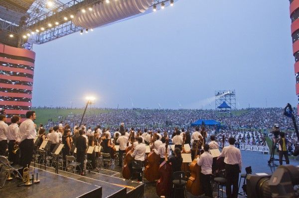 Daniel-Barenboim-and-the-West-Eastern-Divan-Orchestra-Peace-Concert-Joint-Security-Area-between-North-and-South-Korea-August-11-2011-1-600x399