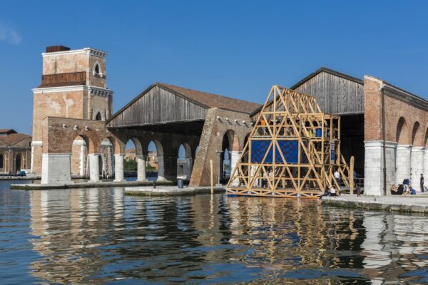 NLÉ, Makoko Floating School, instalada en la Bienal de Arquitectura de Venecia, 2016. Foto cortesía: La Biennale di Venezia