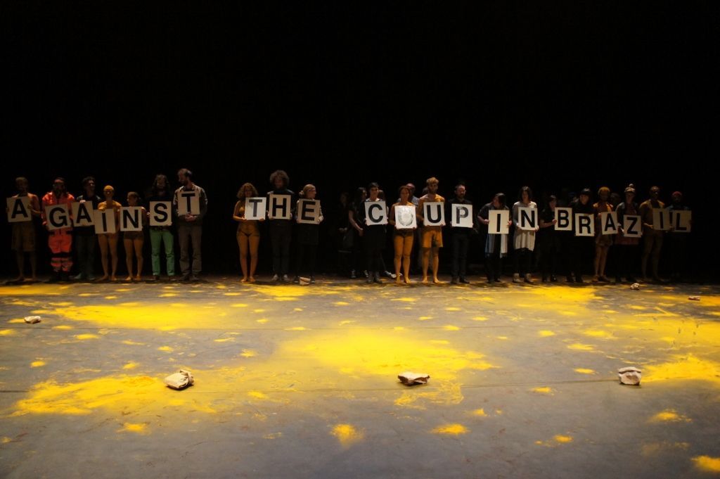 En contra del golpe en Brasil. Manifestación tras presentación de “Para que o céu não caia”, de Lia Rodrigues y su compañía. Cortesía: PP