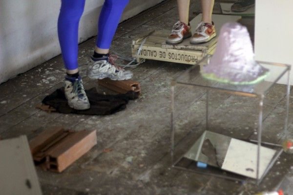 Toto Dirty, El Piso es Lava, vista de instalación. 13-600x400