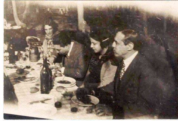 1936-almuerzo-en-Quilmes.-En-primer-plano-aparece-Xul-y-el-tercero-es-Jorge-Luis-Borges.-600x409