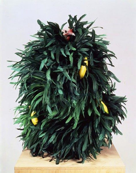 Untitled Turkey XXII, pavo relleno cubierto de plumas y bananas de plástico (1993) de Meyer Vaisman