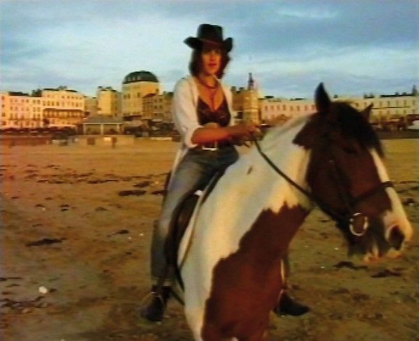 Tracey-Emin-Riding-for-a-Fall.Tentando-a-la-suerte-1998-filmado-en-Mini-DV-transferido-a-DVD-4-minutos-52-segundos-Proyección-en-pantalla-única-y-sonido-600x489