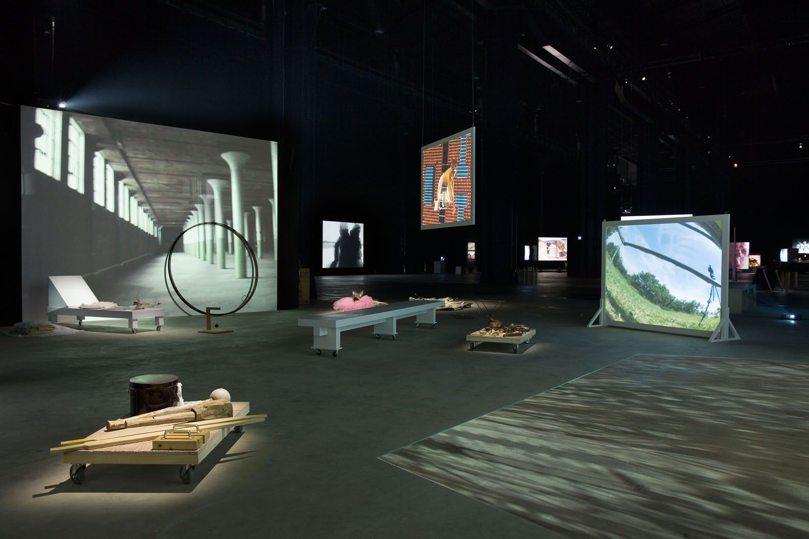 Joan Jonas, Light Time Tales, 2014, vista de instalación Fondazione HangarBicocca, Milán. Foto: Agostino Osio. Cortesía: Fondazione HangarBicocca, Milán