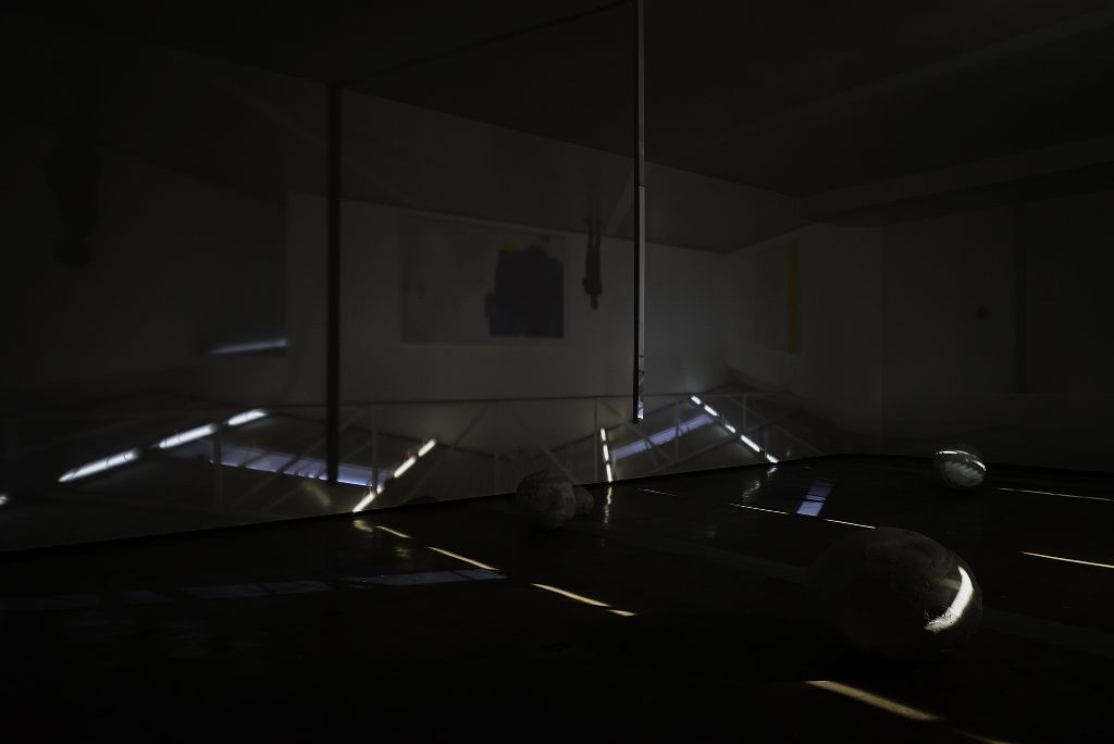  Julius Heinemann, Camera Obscura (Proyectos Monclova, Ciudad de México), 2016, cámara oscura; objetos hechos de madera y yeso, 989 x 610 x 320 cm. Cortesía del artista y Proyectos Monclova. Foto: Moritz Bernoully