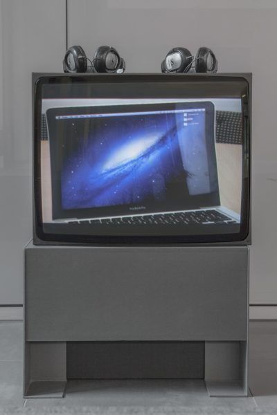 1a_10_MG_7658-Videomonitor-Macbook-Pro-u-Papiere-Galaxien-Kopie-corr