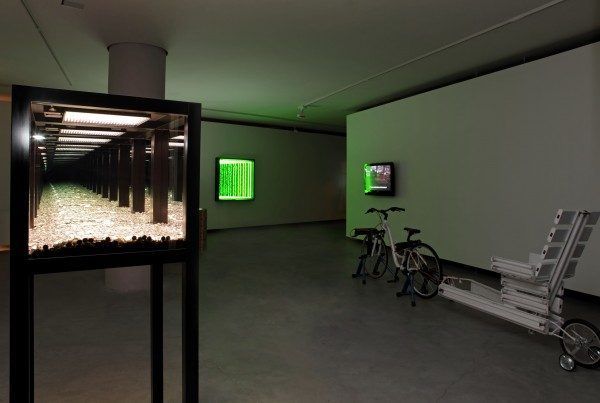 Iván Navarro, Luz al final del Túnel, vista de instalación. Foto: Emel Ernalbant. Cortesía Egeran Galeri IN-installation-view-5-600x403