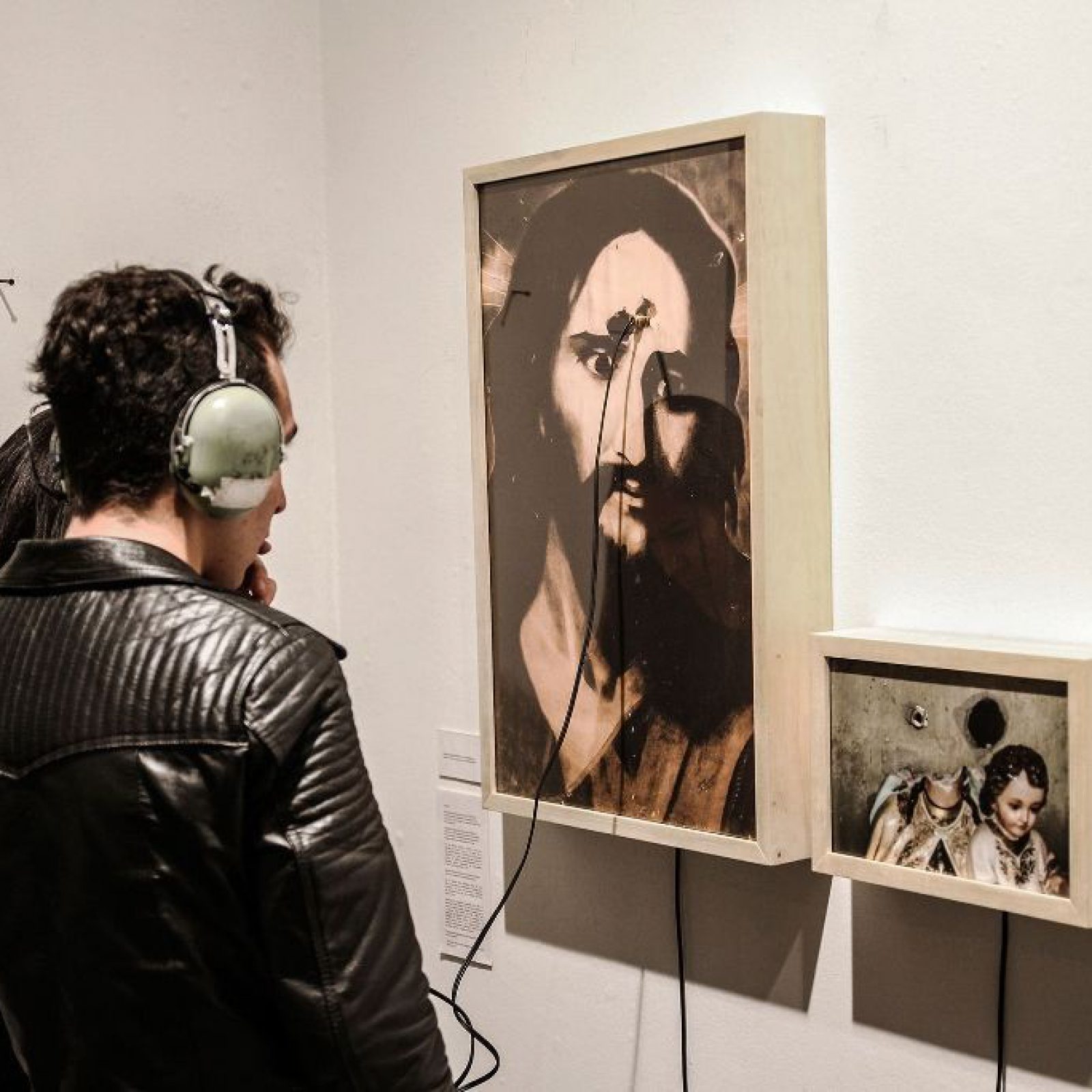 Julián Santana. Sin título. Estrategia de respuesta rápida. Galería Desborde, Bogotá, Colombia, 2016. Foto cortesía del artista.