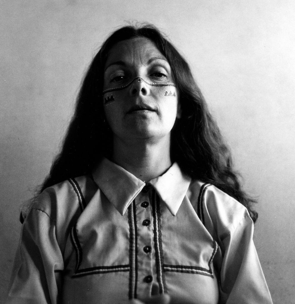 Graciela Iturbide,Self Portrait with the Seri Indians, Sonoran Desert, México, 1979. Cortesía de la artista