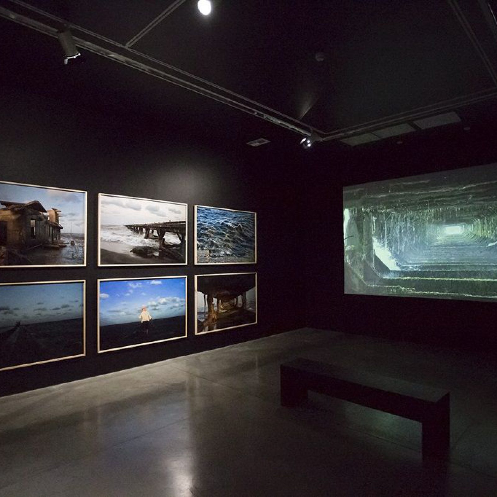 María Isabel Rueda. Osucro Diario. Vista de la muestra. Museo de Arte Moderno de Medellín, Colombia, 2016. Foto cortesía de la artista.