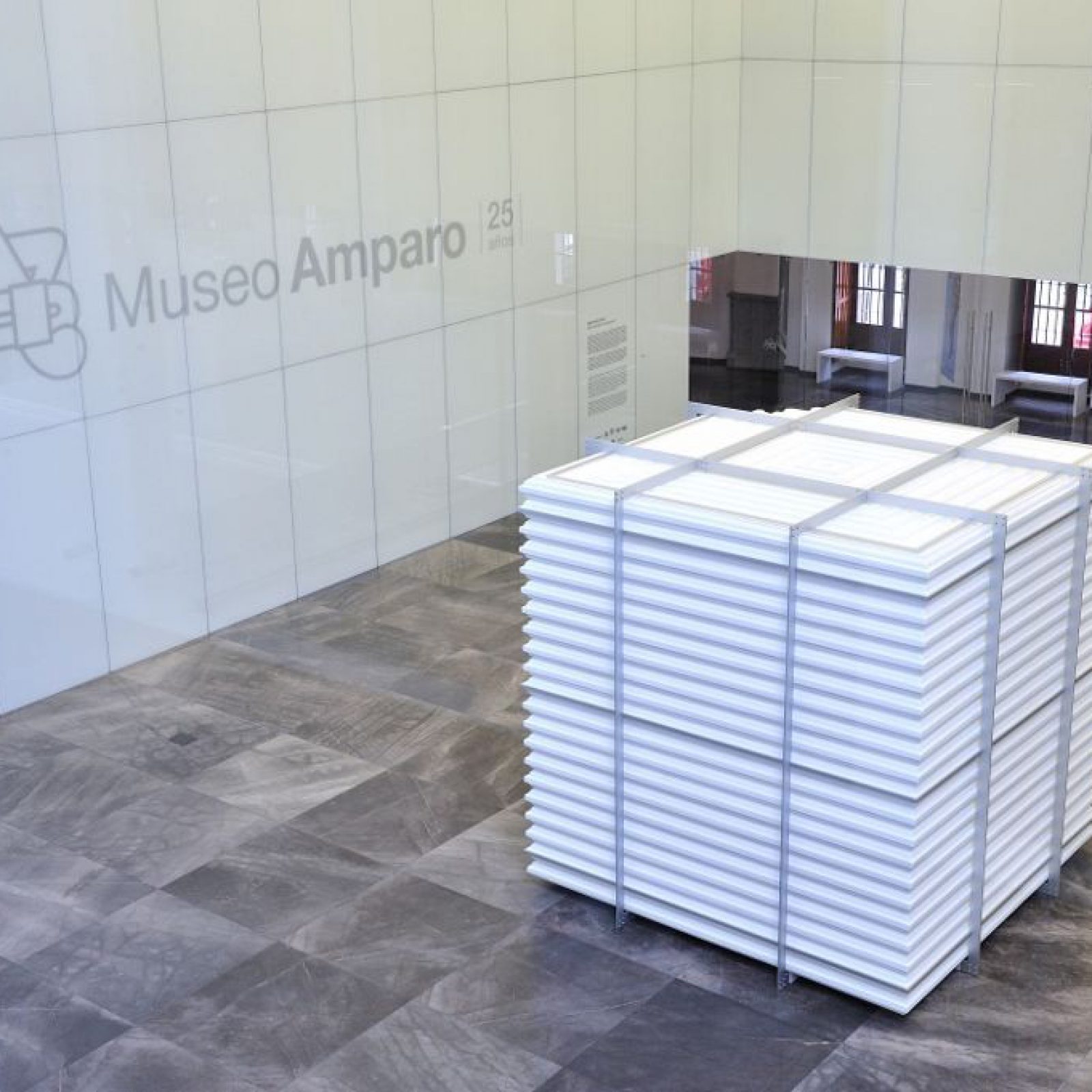 María José Argenzio. Aglomeraciones. 2015. Molduras de poliestireno expandido y armazón de aluminio. Imagen gentileza de Carlos Varillas y Museo Amparo.