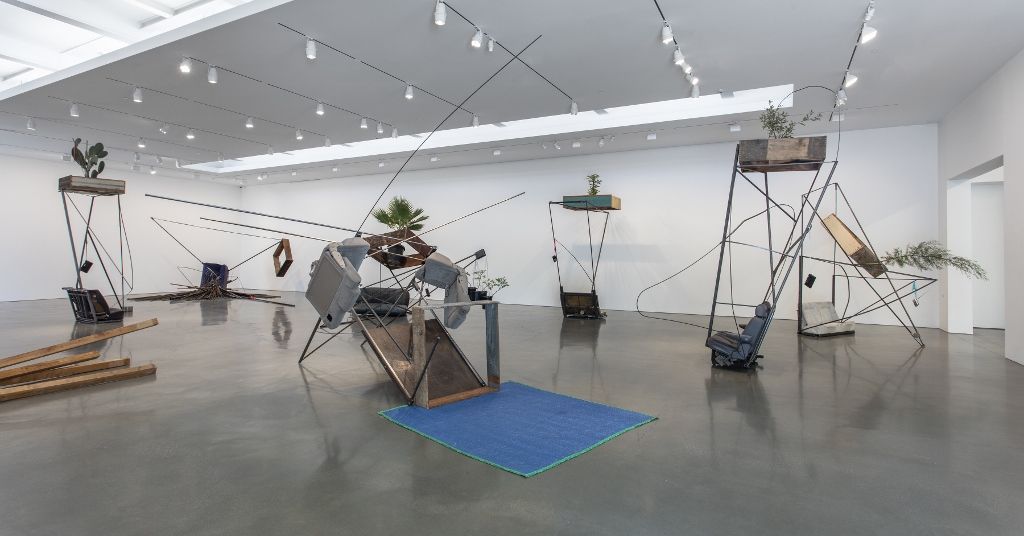 Vista de la exposición de Abraham Cruzvillegas, Autoconcanción, en Regen Projects, Los Angeles, 2016. Foto: Brian Forrest. Cortesía: Regen Projects