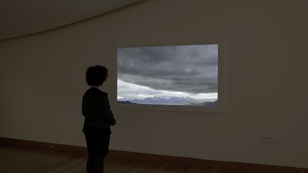 Gianfranco Foschino, Fire Land #1, 2015. Video instalación monocanal. LED 84 pulgadas. Marco de madera blanco. HD. 10 min. Color. Sin sonido. Loop. Cortesía del artista