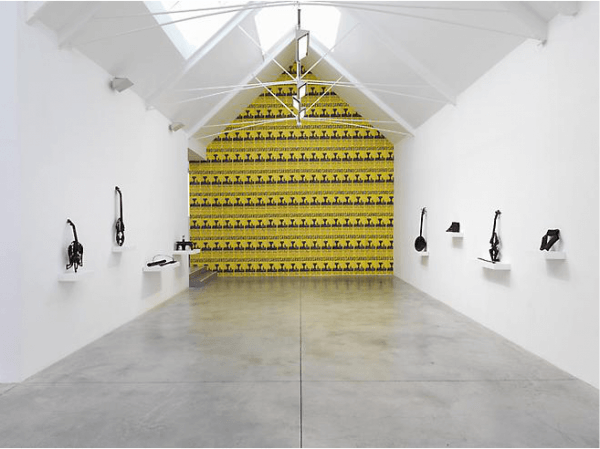 Pedro Reyes, vista de instalación en Lisson Gallery, Londres, 2013. Cortesía: Lisson Gallery