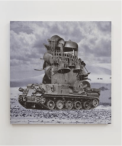 Pedro Reyes, Machine Music (Tanque 5), 2013, impresión fotográfica sobre tela y collage, 100 x 100 cm. Cortesía del artista y Lisson Gallery
