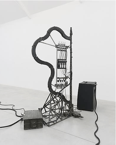 Pedro Reyes, Disarm, instalación de nueve instrumentos mecanizados, 2012, metal reciclado, medidas variables. Cortesía: Lisson Gallery