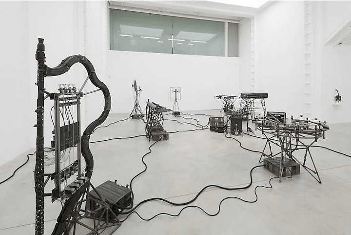 Pedro Reyes, Disarm, instalación de nueve instrumentos mecanizados, 2012, metal reciclado, medidas variables. Cortesía: Lisson Gallery