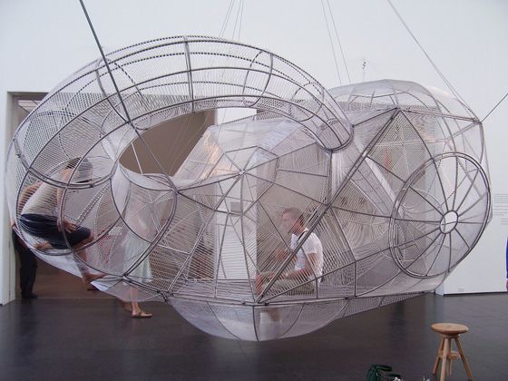 Pedro Reyes, Capula Klein's Bottle, 2007, estructura de acero inoxidable tejida con cuerdas de vinilo. Cortesía del artista