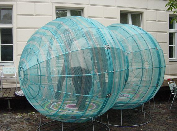 Pedro Reyes, Capula V (Double Bubble), 2012, estructura de acero inoxidable tejida con cuerdas de vinilo. Cortesía del artista