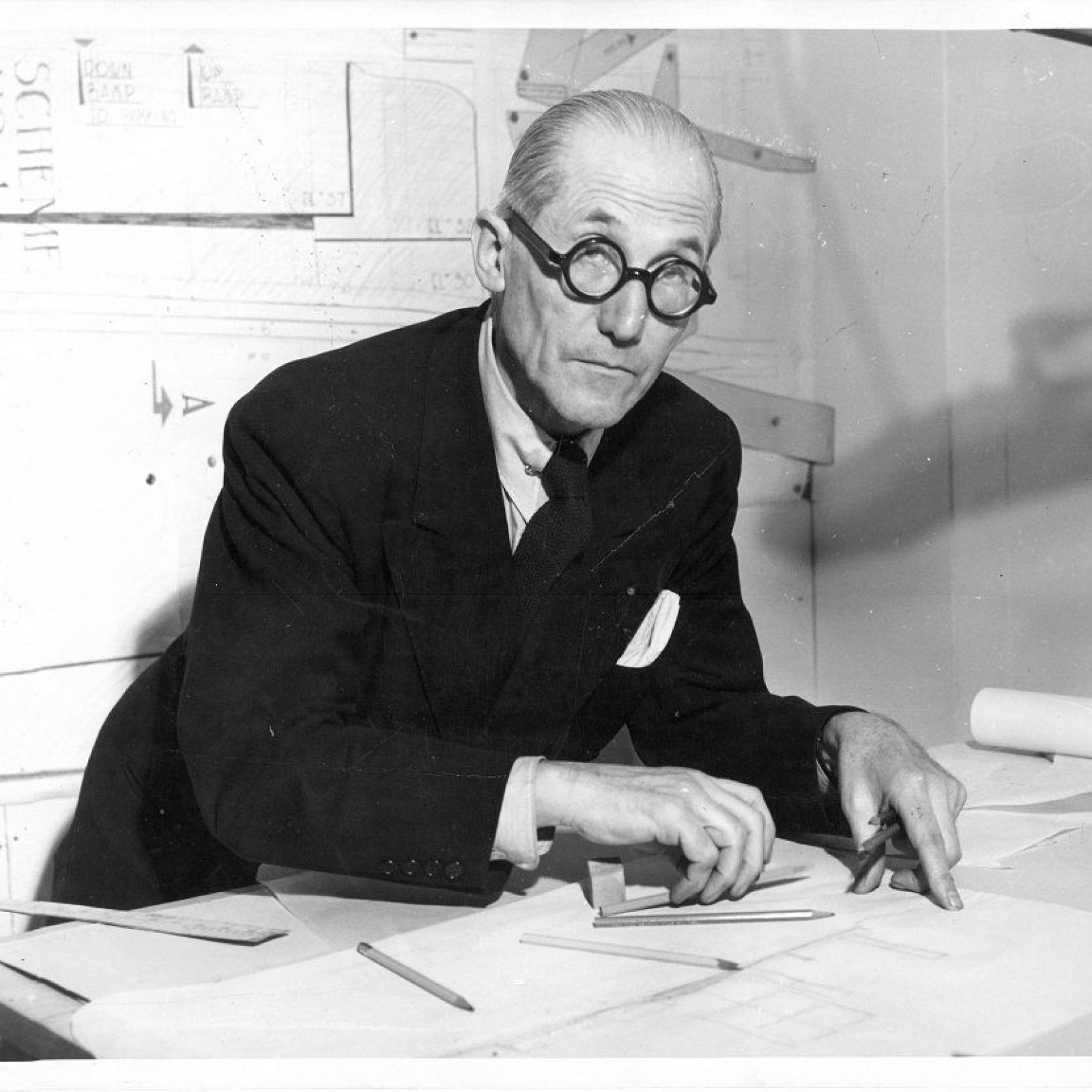 Le Corbusier en su oficina ©Fondation Le Corbusier