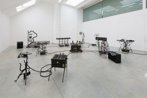 Pedro Reyes, Disarm, instalación de nueve instrumentos mecanizados hechos con armas decomisadas, 2013, metal reciclado, medidas variables. Cortesía del artista y Lisson Gallery