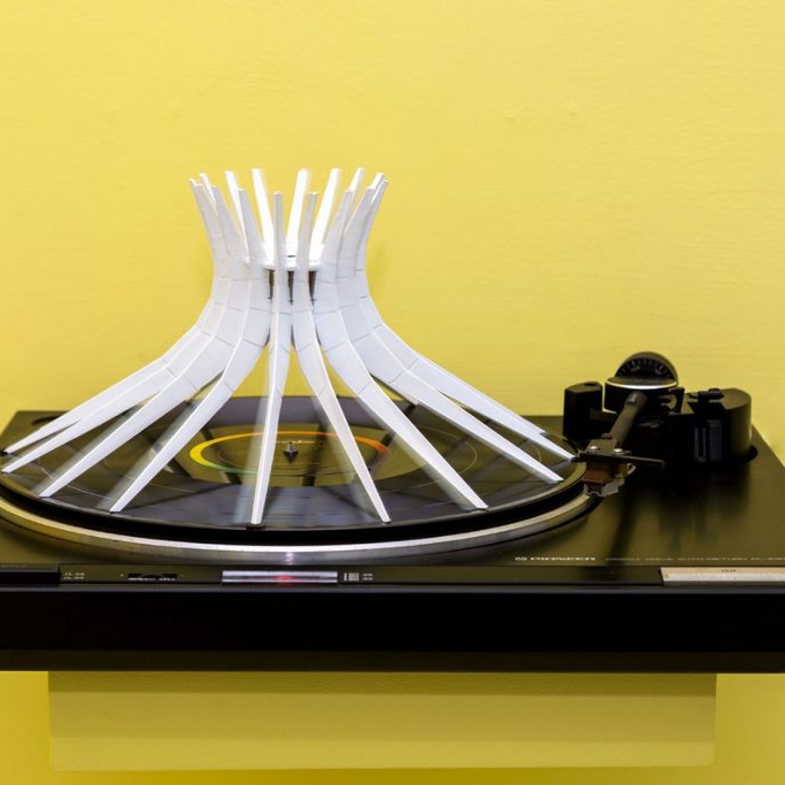 Vista de la exposición Shamanic Modernism: Parrots, Bossa Nova and Architecture, de Sergio Vega, en Galleria Umberto Di Marino, Nápoles, Italia, 2016. Cortesía de la galería