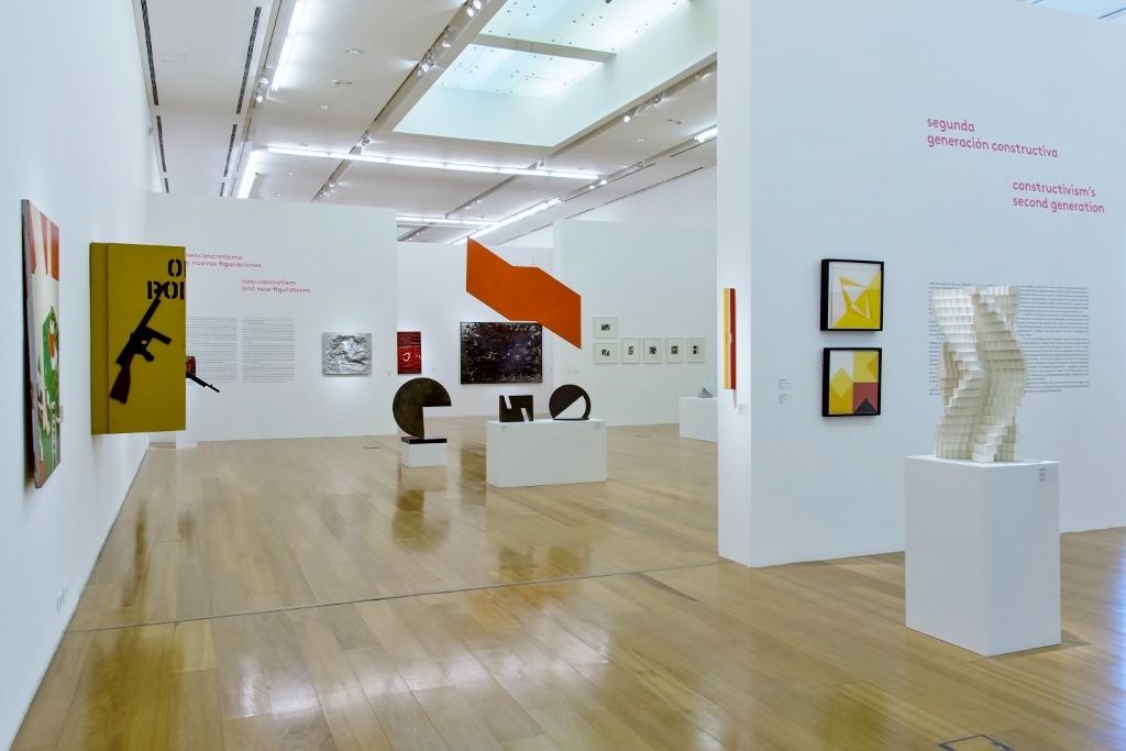 Vista de la exposición "Antropofagia y Modernidad. Arte Brasileño en la Colección Fadel" en el MALBA, Buenos Aires, 2016. Foto: Pablo Jantus