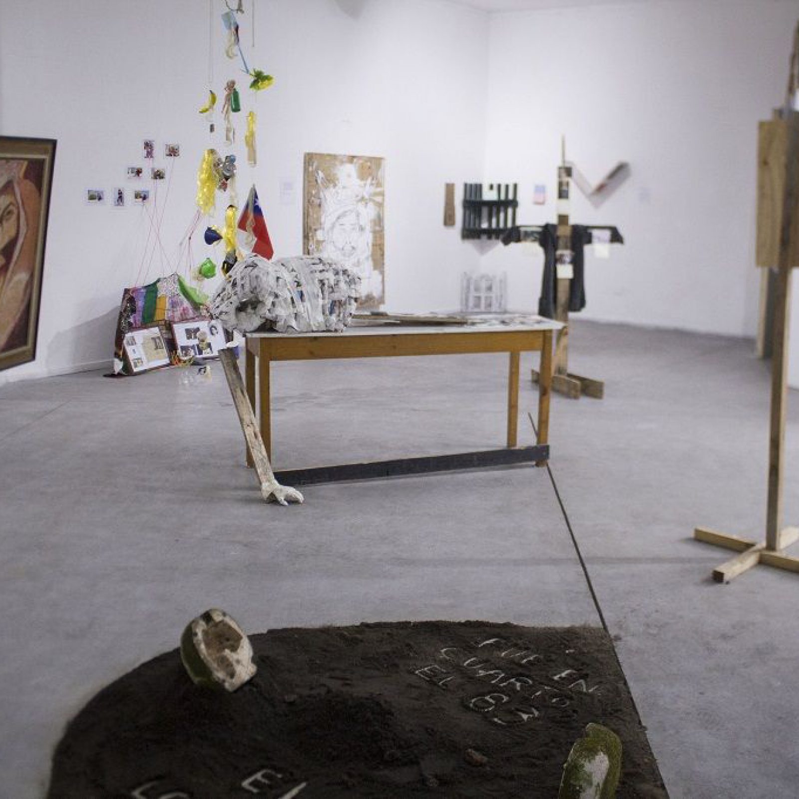 Vista general de exposición. El taller fue realizado en 2014 en Galería Macchina con alumnos de la Escuela de Arte de la Universidad Católica de Chile, y en 2016 en Balmaceda Arte Joven Bío-Bío, con alumnos de la Escuela de Arte de la Universidad de Concepción (Chile).
