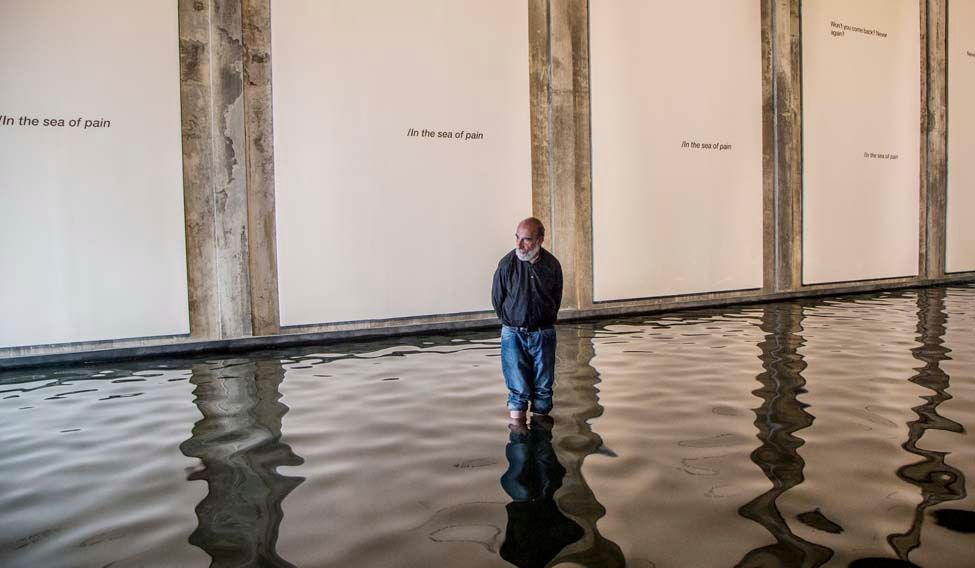 Raúl Zurita en su instalación Sea of Pain. Cortesía: Kochi-Muziris Biennale 2016