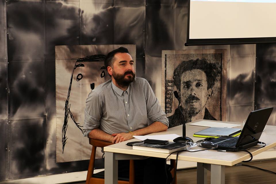 Agustín Pérez Rubio durante su conferencia en el Centro Nacional de Arte Contemporáneo de Cerrillos, Santiago de Chile, 2016. Foto cortesía CNCA