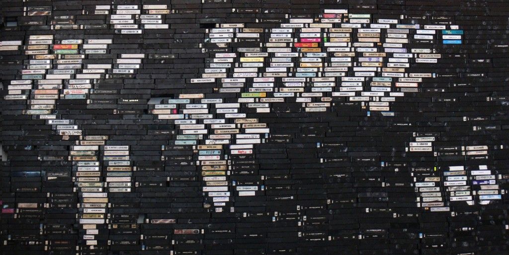Alberto Borea, Geografia, 2009-2011, cintas de VHS usadas y plexiglass. Cortesía de Y Gallery y Galería Isabel Hurley.