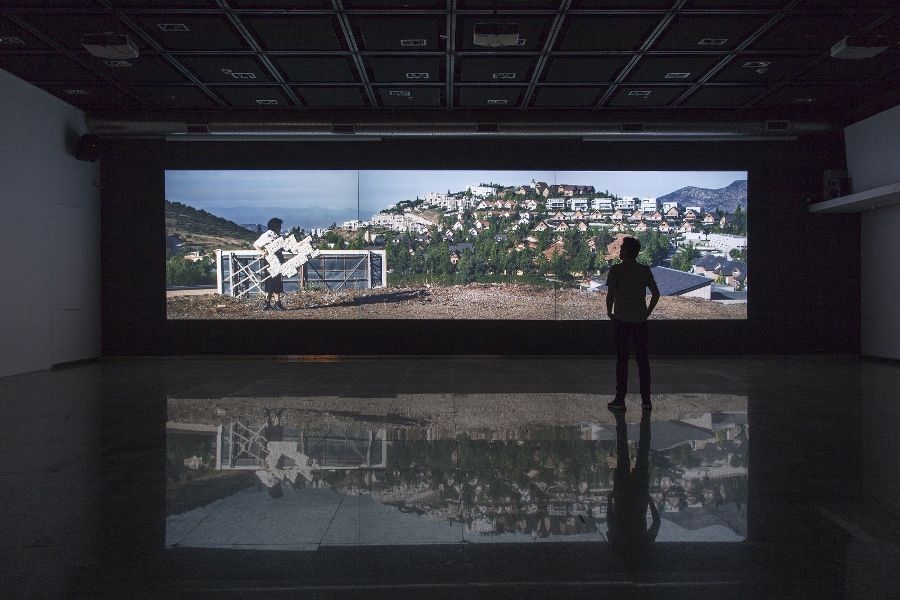 Vista de la proyección del video "La Ofrenda", de Andrés Durán, en la Sala de Arte CCU, Santiago de Chile, 2017. Cortesía: CCU en el Arte