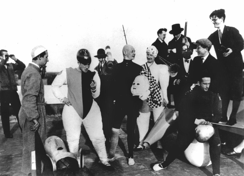 Oskar Schlemmer avec étudiants, Bauhaus Dessau, 1928. Colección Bühnen Archiv Oskar Schlemmer
© 2016 Oskar Schlemmer, Photo Archive C. Raman Schlemmer