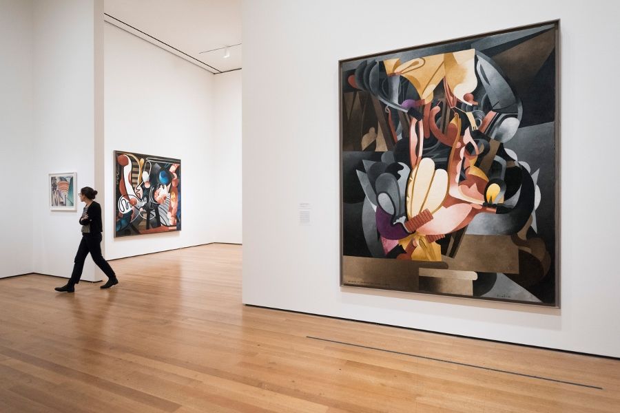 Vista de la exposición "Francis Picabia: Nuestras cabezas son redondas para que nuestros pensamientos puedan cambiar de dirección". Museo de Arte Moderno, Nueva York, 2016-2017 © 2016 Museo de Arte Moderno. Foto: Martin Seck