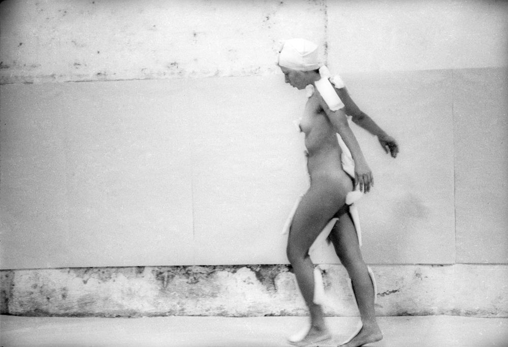 MARIA EVELIA MARMOLEJO Documentación fotográfica del performance 11 de Marzo, 1982. Impresión de pigmento libre de ácido sobre papel de algodón, 29,8 × 21 cm cada una. Foto: Camilo Gómez